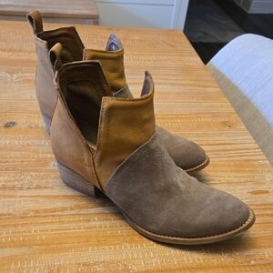 Journee Collection Two-Tone Ankle Booties